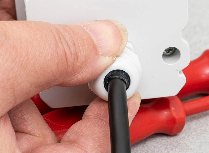 Kabel durchführen und Leuchte verschließen