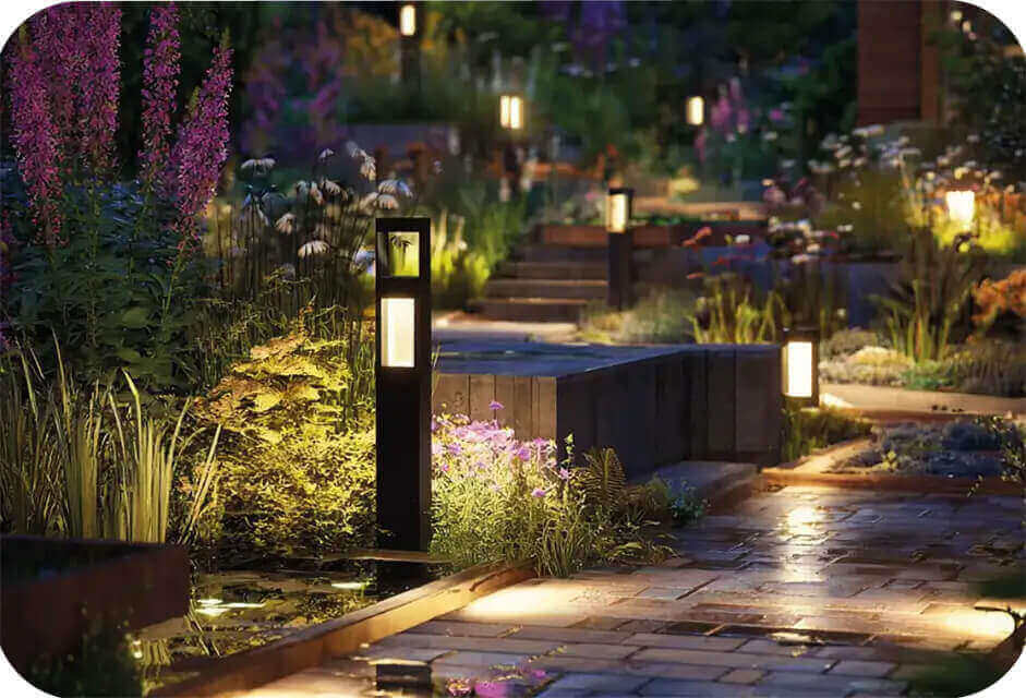 LED Pollerleuchten im Gartenweg